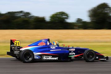 Christian Mansell vozil během závodu F3 mobil