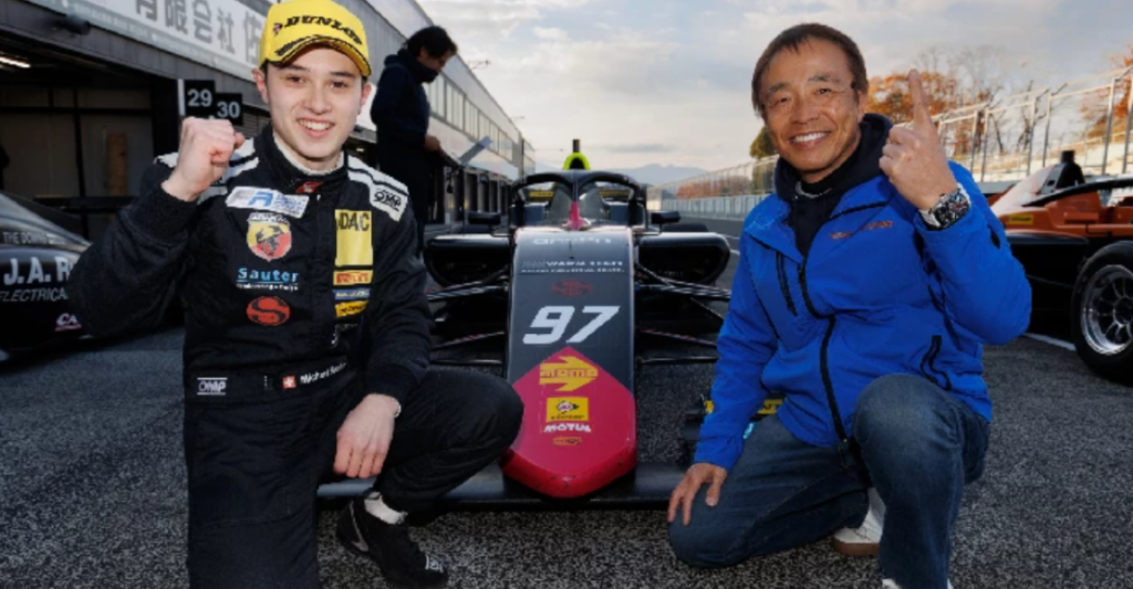 Michael Sauter a šéf stáje Bionic Jack Racing Schinichi Takagi vyhráli poslední závod loňského ročníku japonské Regionální formule