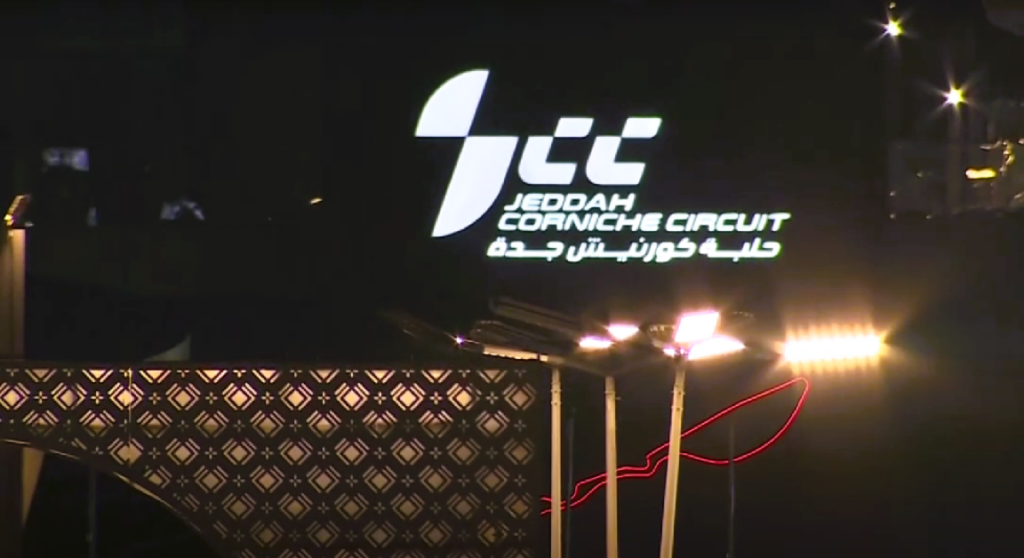 Závody F4 Saúdské Arábie se konaly na domácí půdě v noci. Takhle vypadá osvětlený okruh Jeddah Corniche Circuit